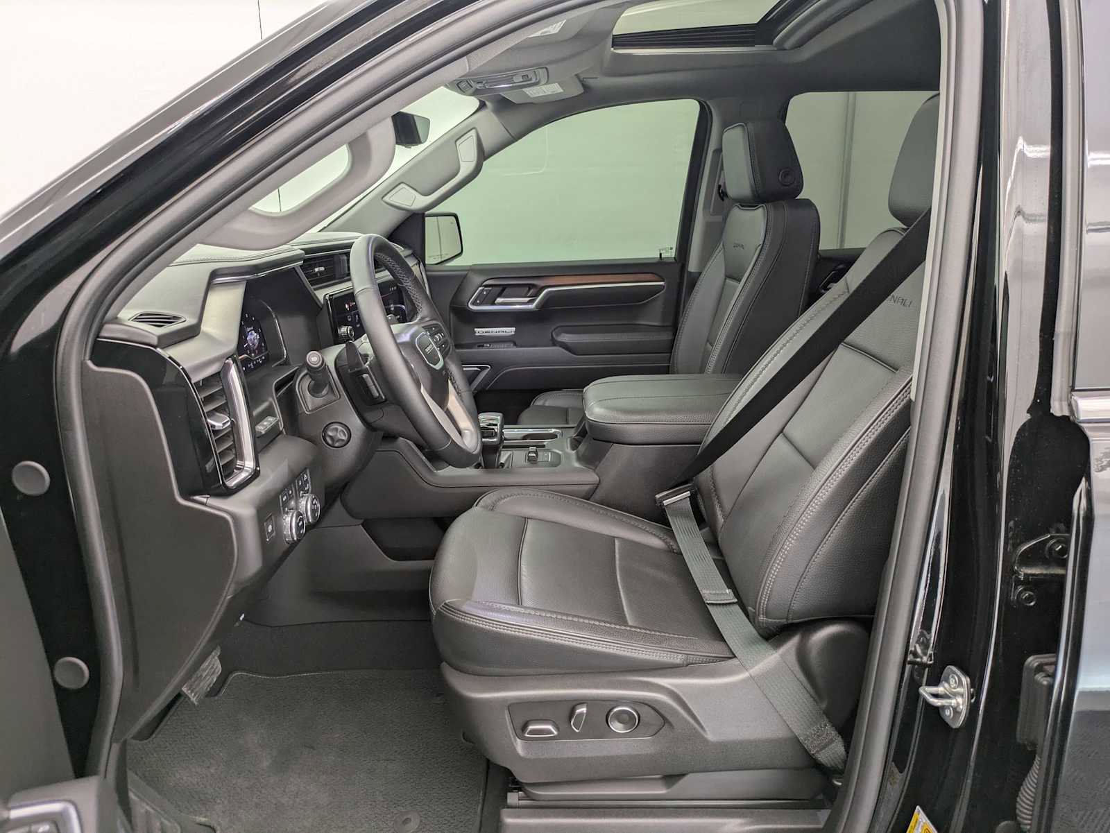 Used 2025 GMC Sierra 1500 Denali w/ Technology Package AWD/4WD image 15