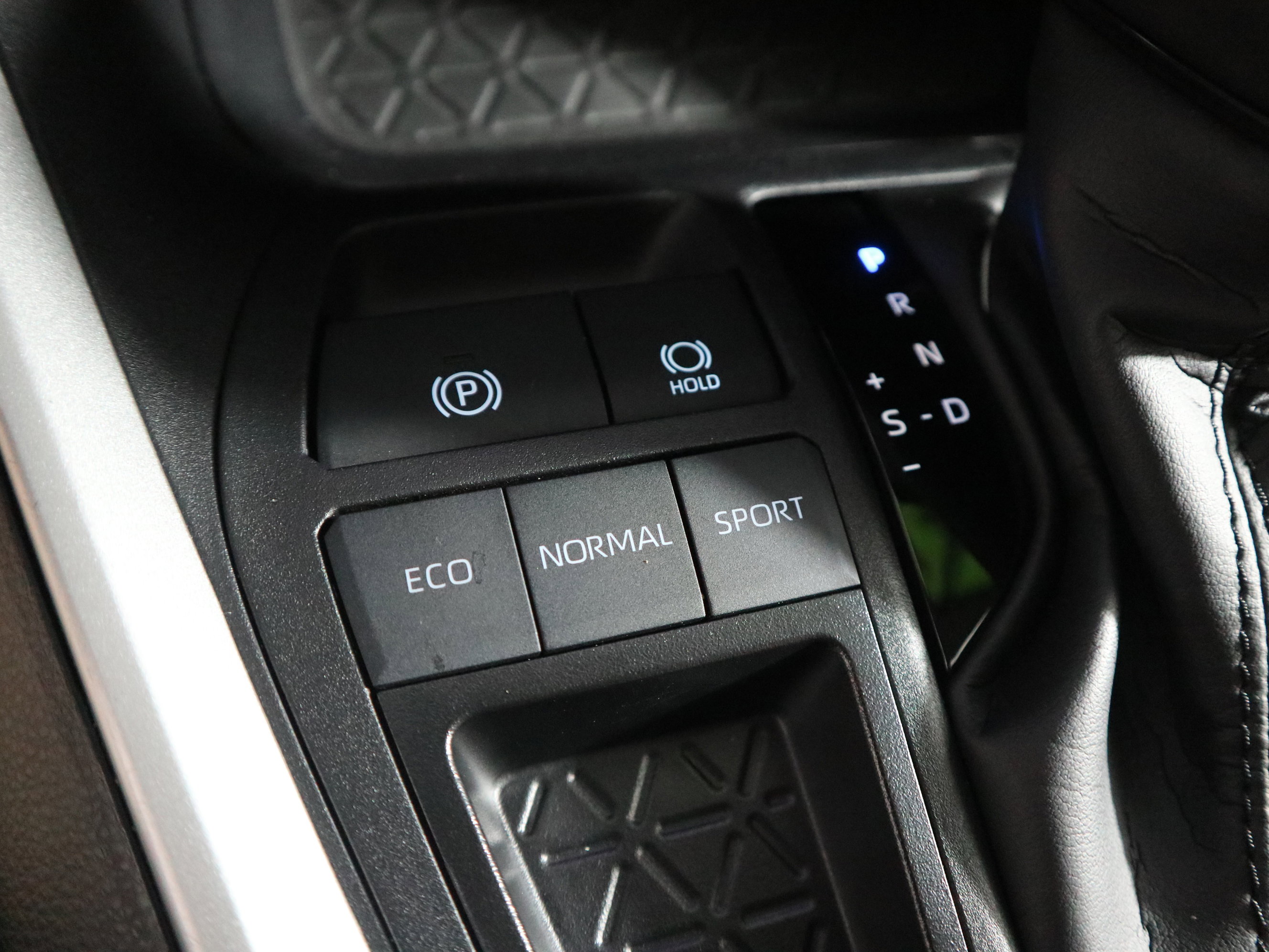 Used 2025 Toyota RAV4 XLE Premium image 32