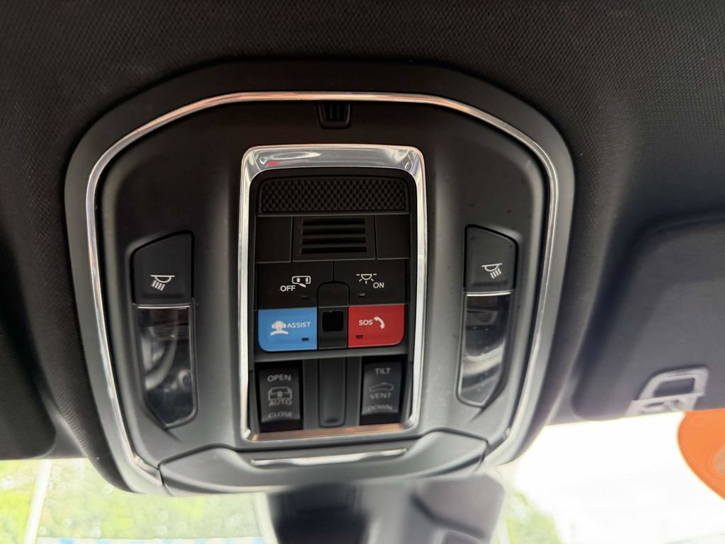 Certified 2025 Jeep Grand Cherokee Laredo AWD/4WD image 32