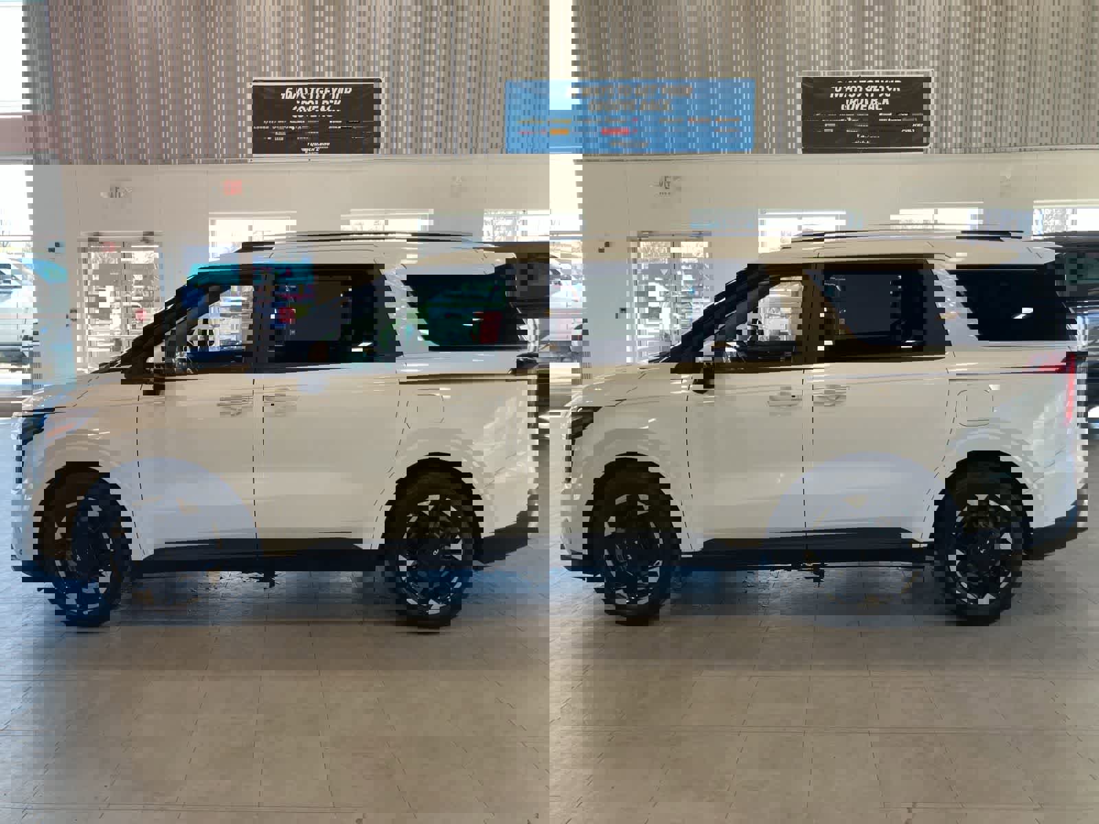 Used 2025 Kia Carnival EX image 8