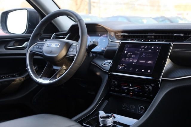 Used 2023 Jeep Grand Cherokee Laredo image 34