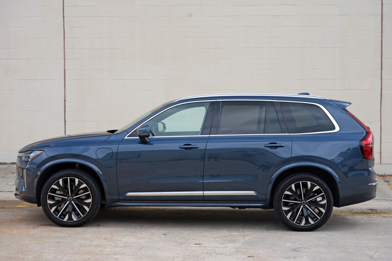 Used 2025 Volvo XC90 T8 Plus w/ Protection Package Premier AWD/4WD image 55