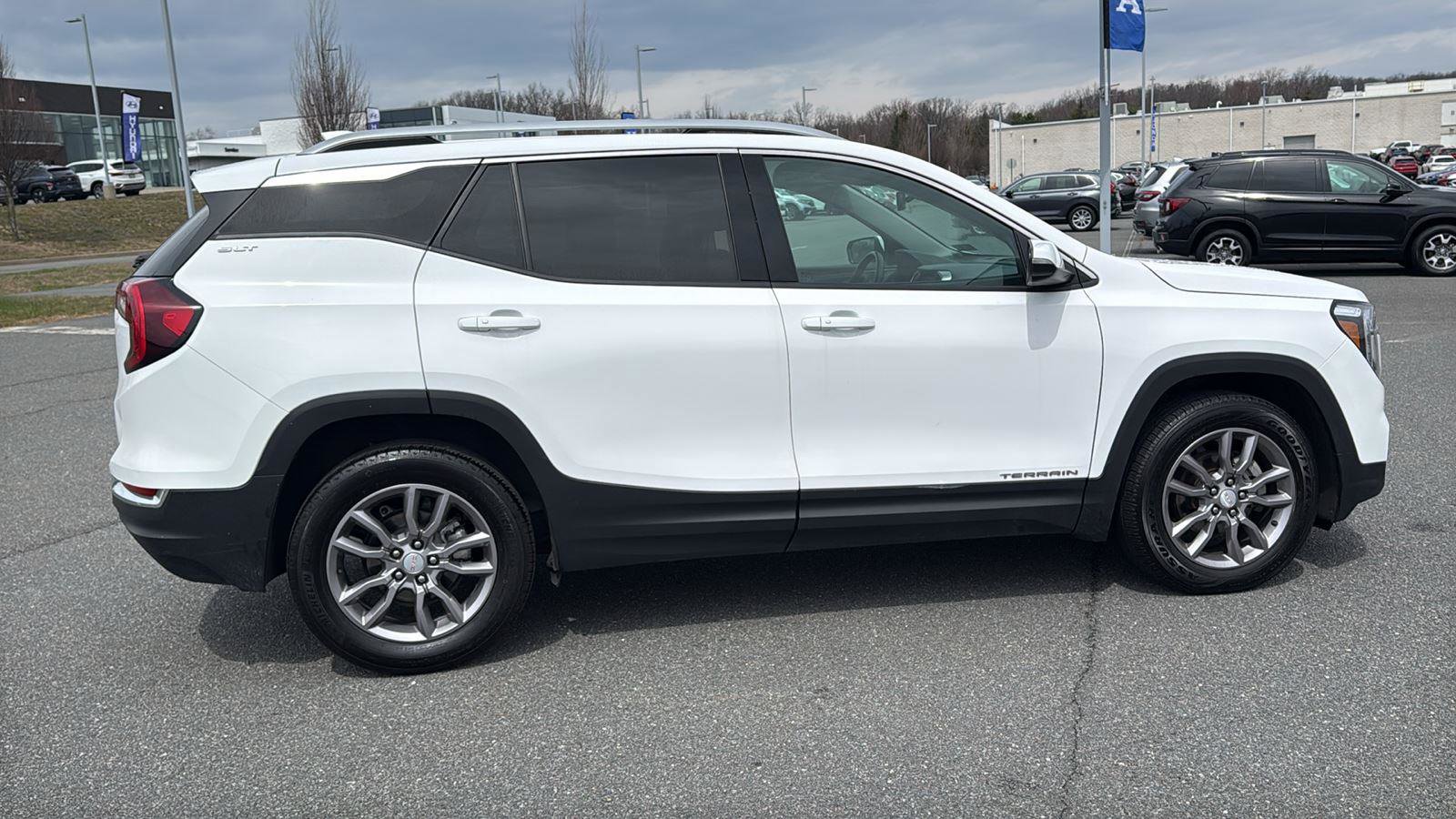 Used 2024 GMC Terrain SLT FWD image 4