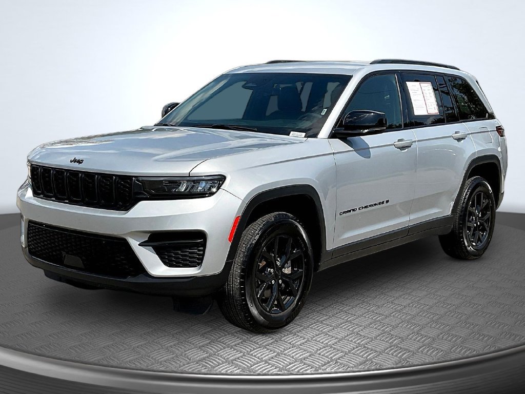 Used 2025 Jeep Grand Cherokee Altitude AWD/4WD image 3