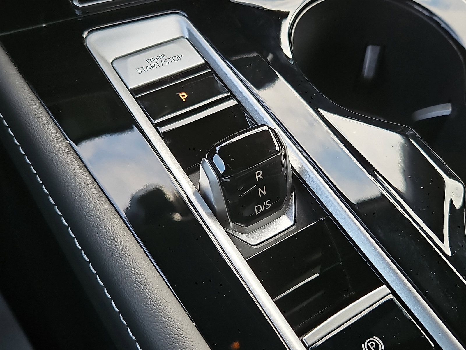 Used 2025 Volkswagen Atlas Cross Sport SE image 14