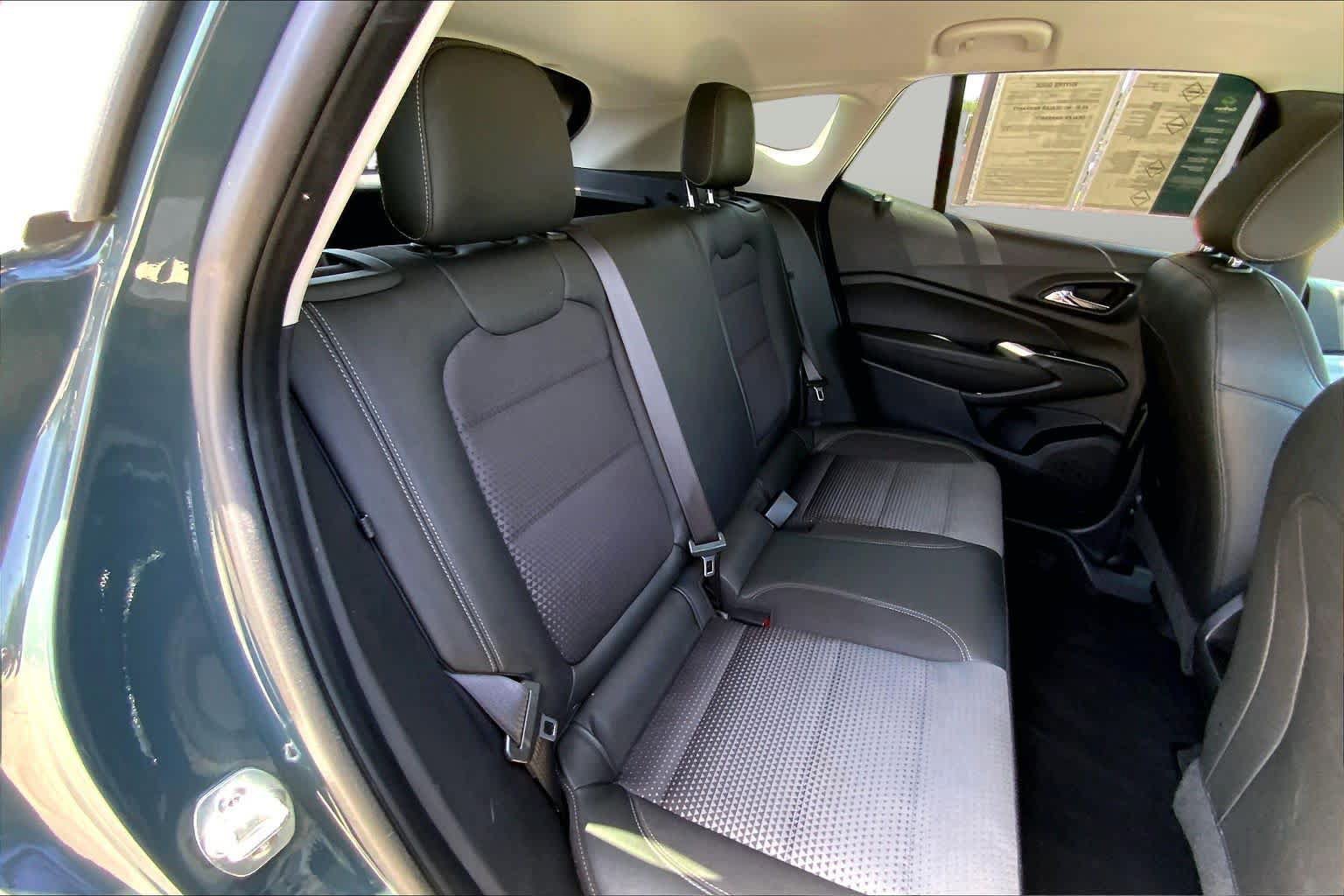Used 2025 Chevrolet Trax LT FWD image 19