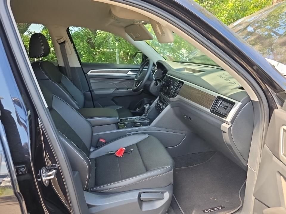 Used 2023 Volkswagen Atlas SE w/ Black Wheel Package FWD image 11