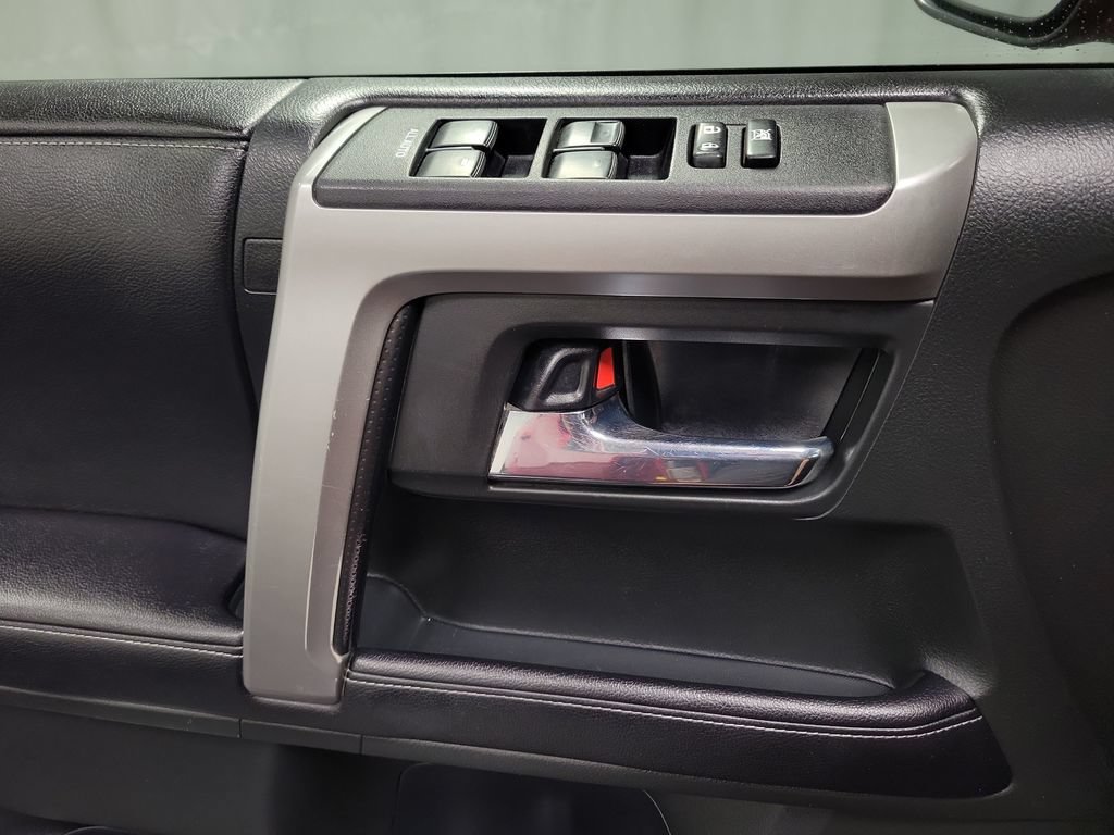 Used 2017 Toyota 4Runner SR5 AWD/4WD image 18