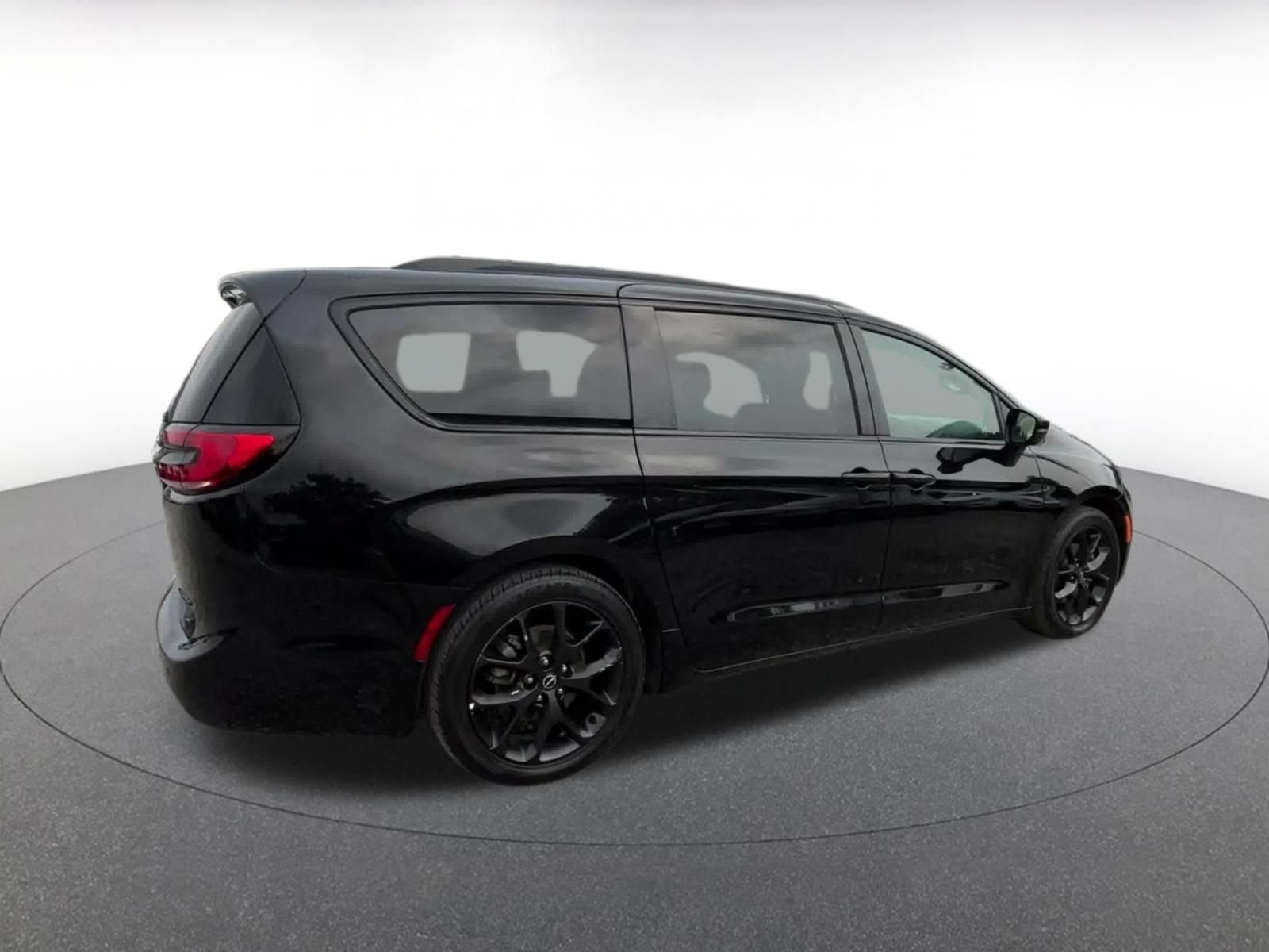Used 2025 Chrysler Pacifica Limited FWD image 14