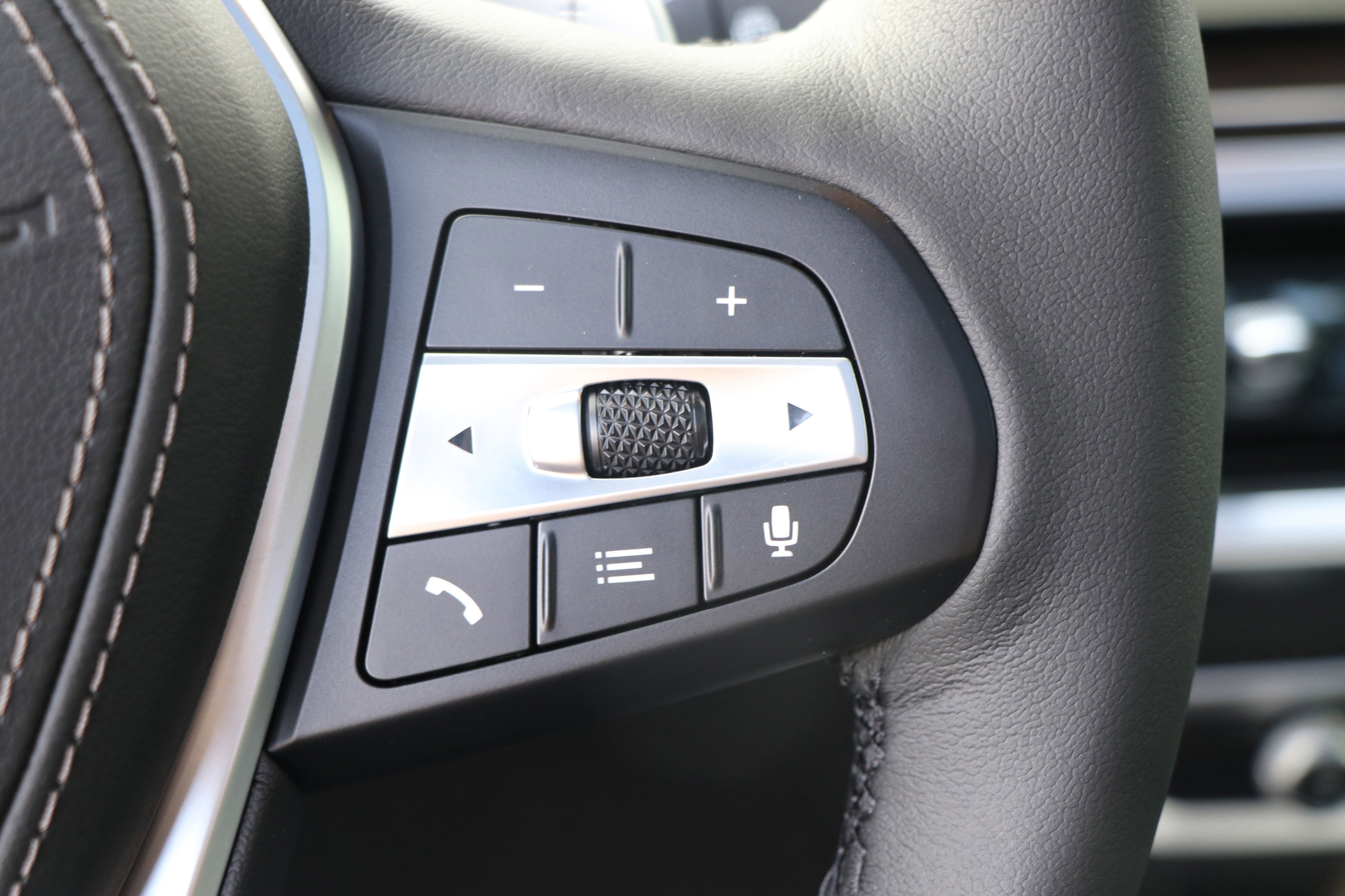 Used 2026 BMW X5 xDrive50e w/ Parking Assistance Package image 19