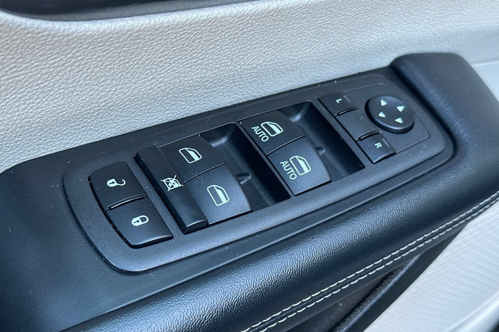 Used 2024 Chrysler Pacifica Limited FWD image 14