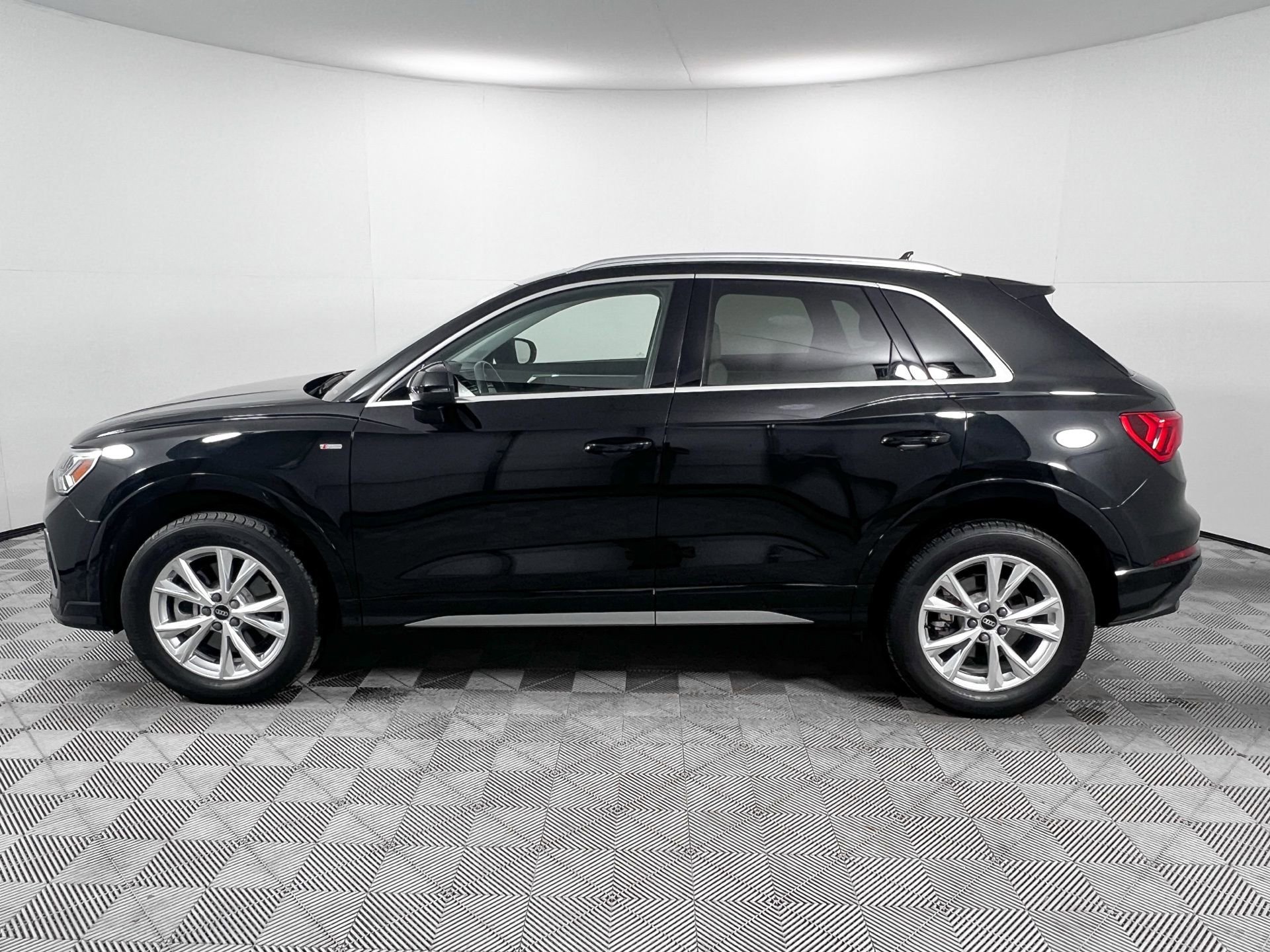 Certified 2023 Audi Q3 2.0T Premium Plus w/ Premium Plus Package image 4