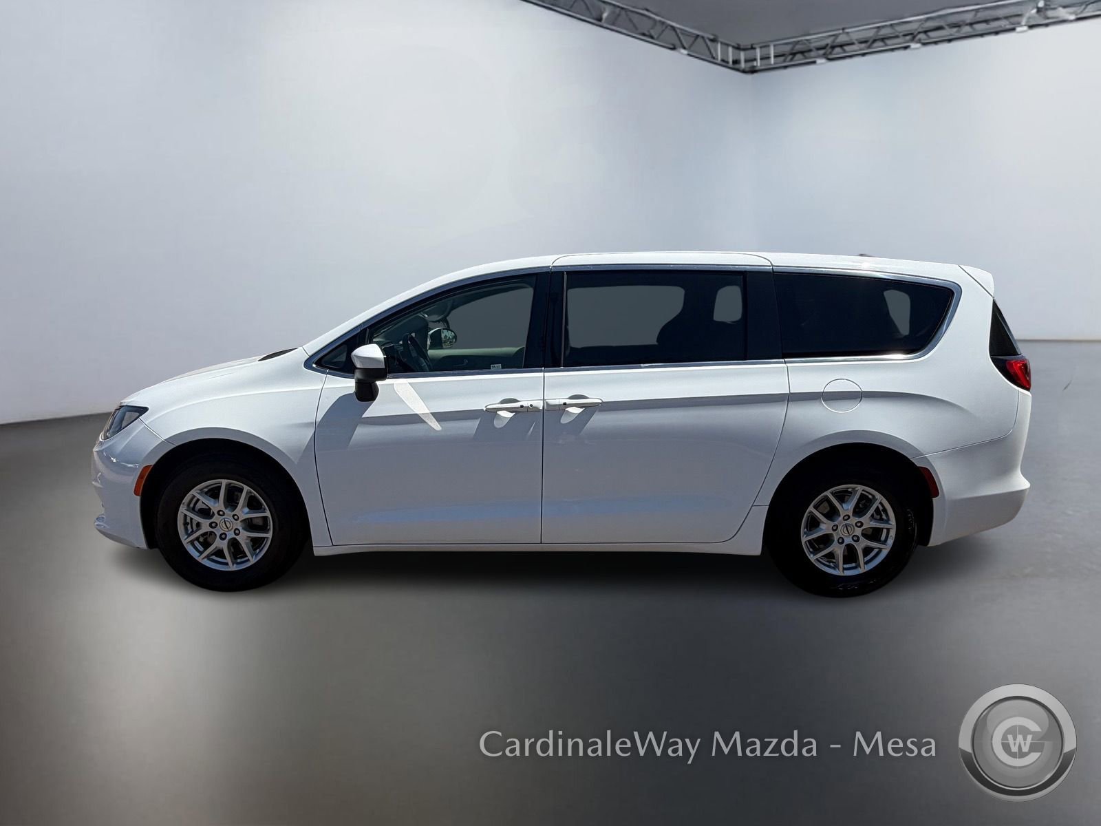 Used 2022 Chrysler Voyager LX image 8