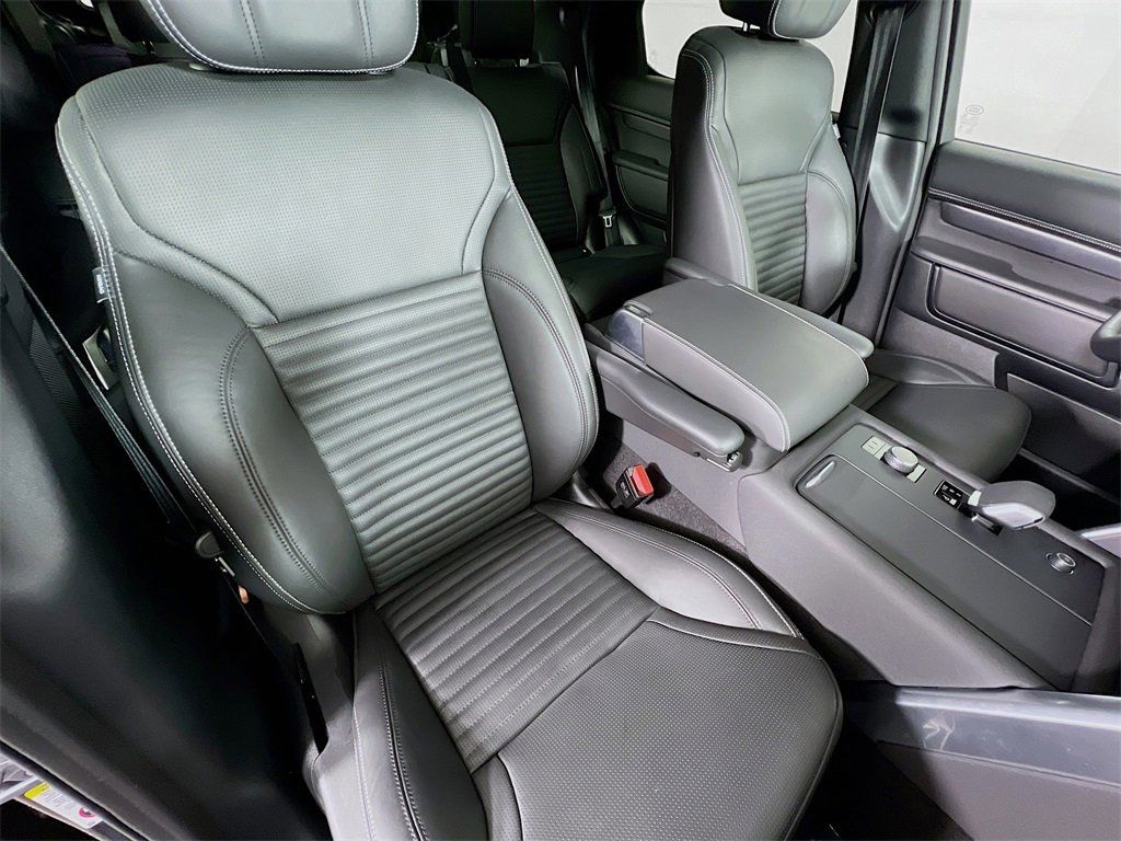 Used 2025 Land Rover Discovery Metropolitan Edition image 31