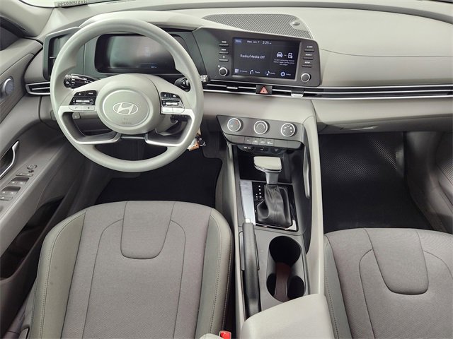 Certified 2025 Hyundai Elantra SE image 13