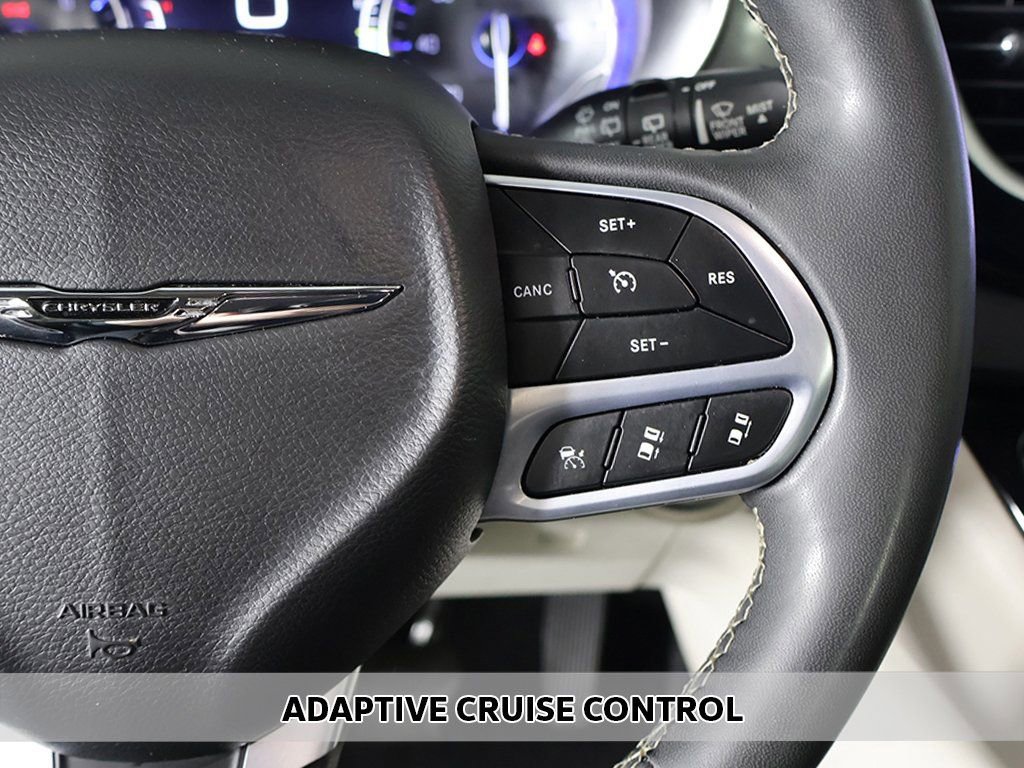 Used 2023 Chrysler Pacifica Touring-L image 3