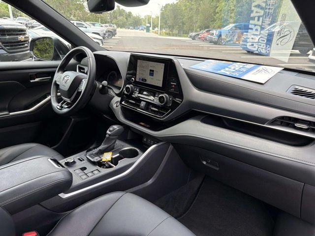 Used 2025 Toyota Highlander XSE AWD/4WD image 18