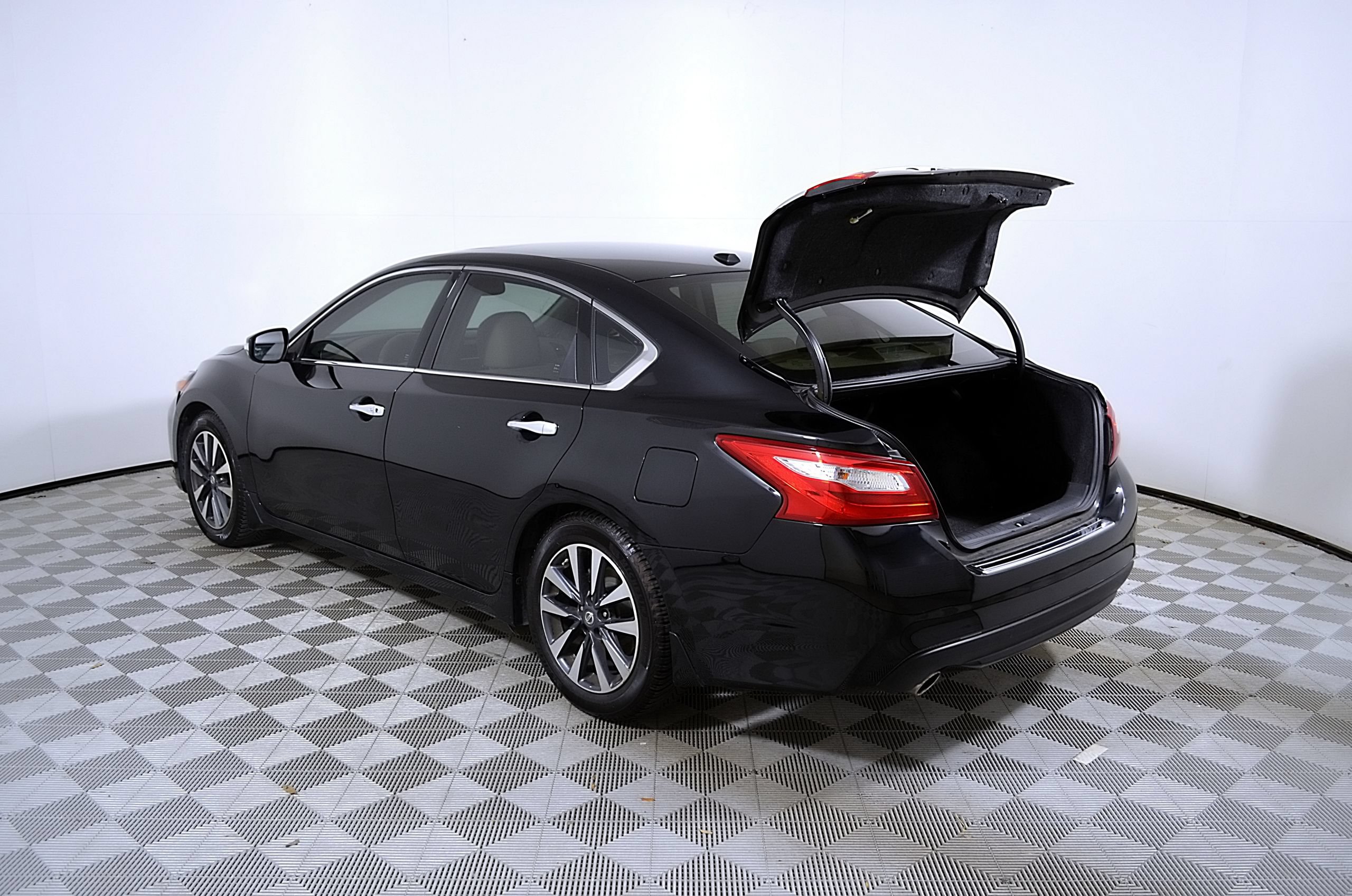 Used 2016 Nissan Altima 2.5 SL w/ 2.5 Technology w/LED Package FWD image 10