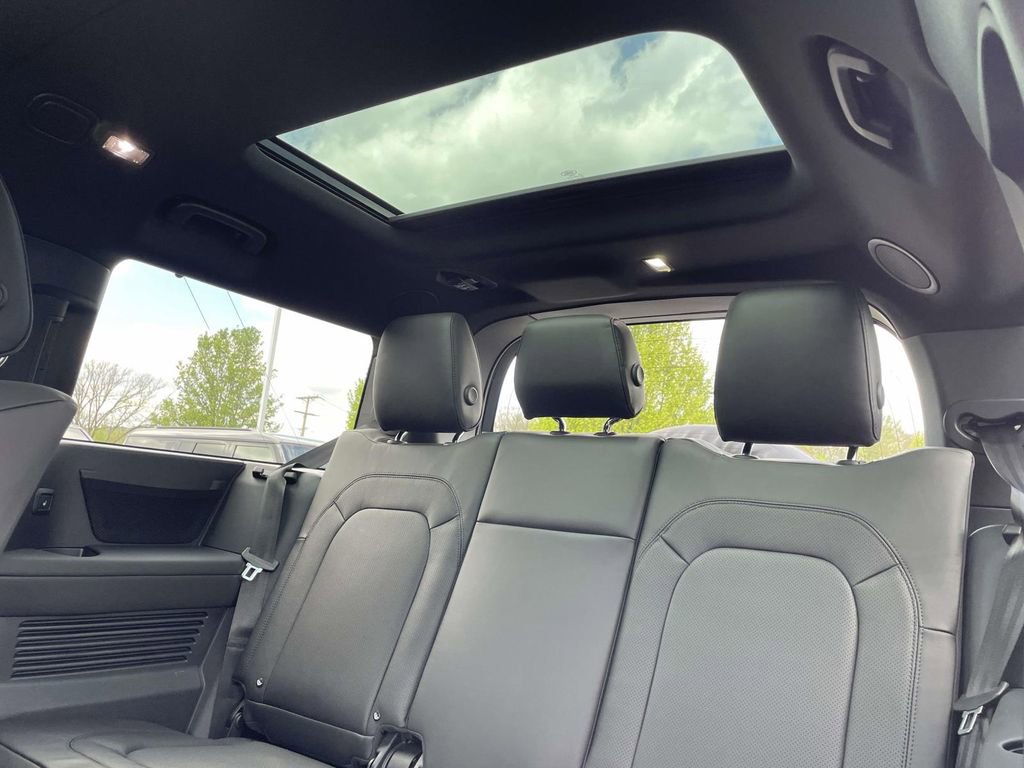 New 2026 Land Rover Defender 130 X-Dynamic SE AWD/4WD image 19