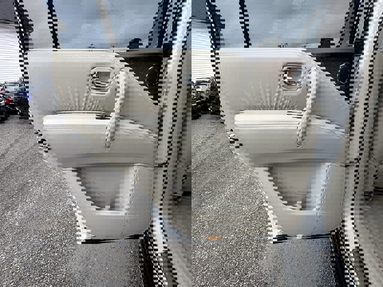 Used 2014 INFINITI QX80 4WD w/ Deluxe Touring Package image 10