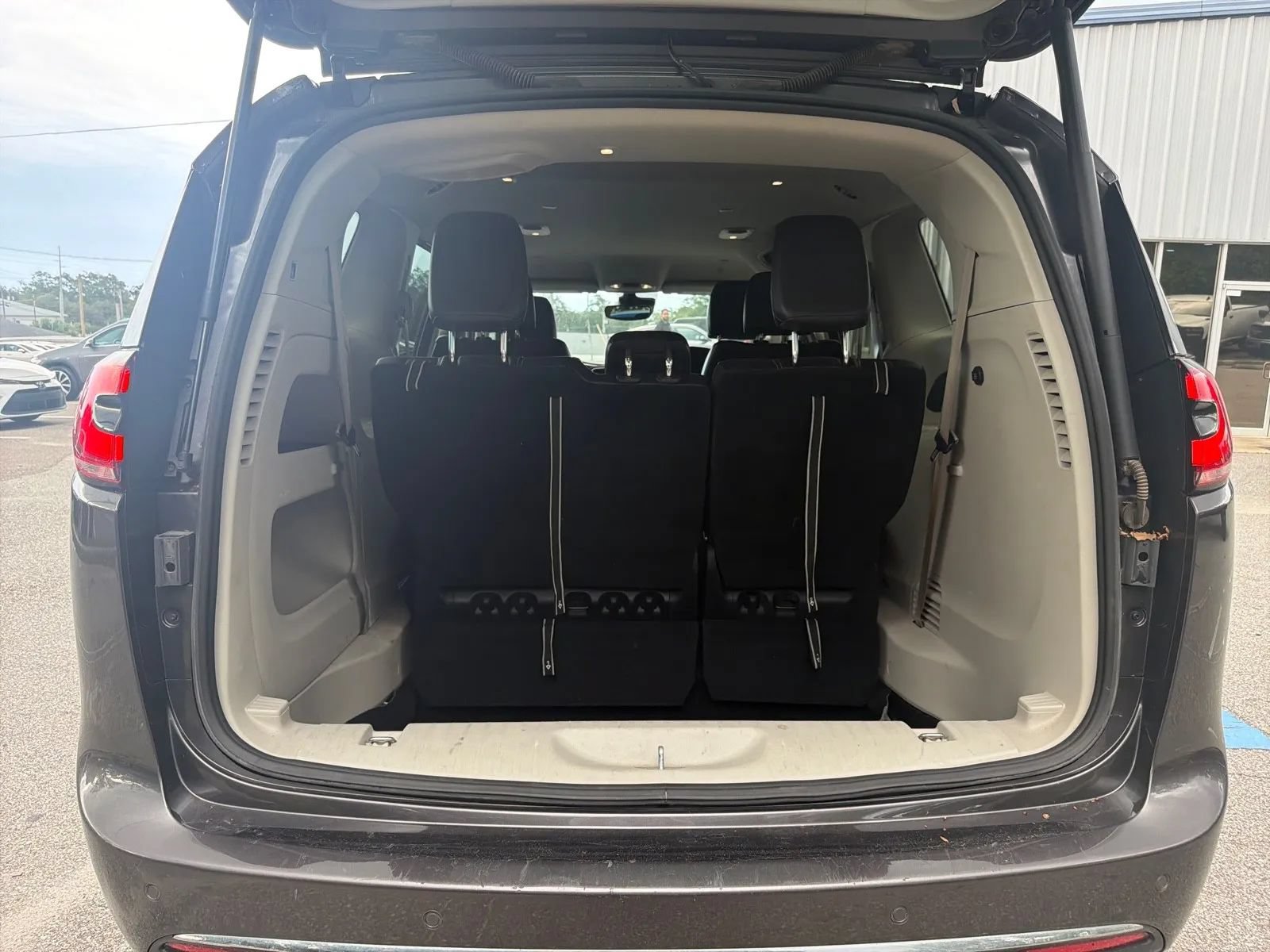 Used 2023 Chrysler Pacifica Touring-L FWD image 17