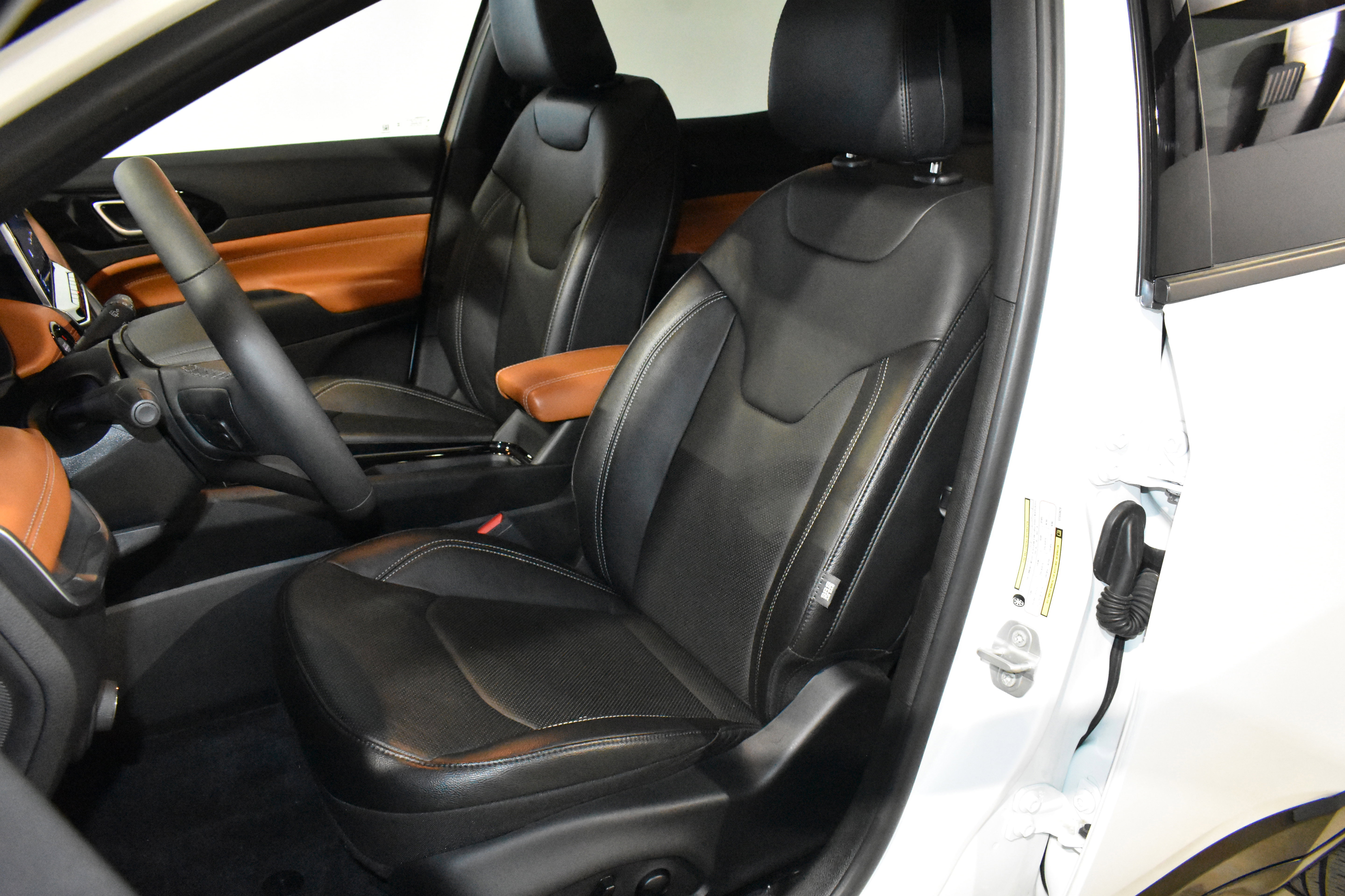 Used 2025 Jeep Compass Limited w/ Elite Group image 26