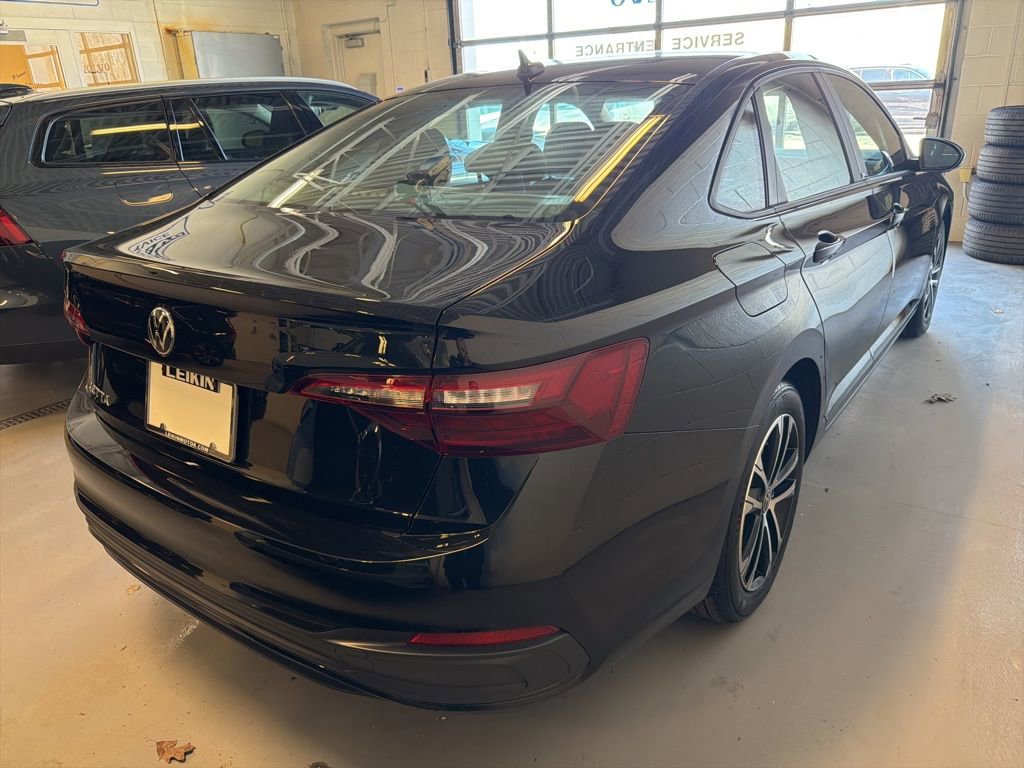 Used 2023 Volkswagen Jetta Sport image 3