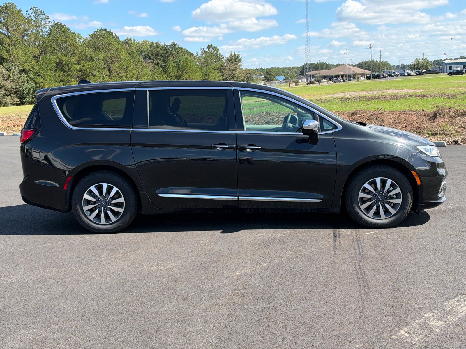 Used 2023 Chrysler Pacifica Limited FWD image 4
