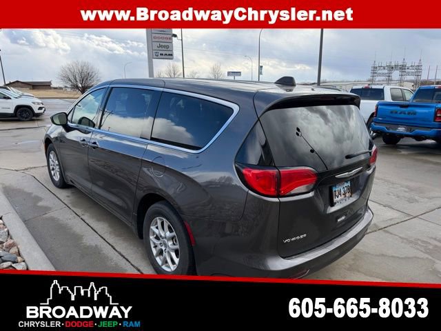 Used 2023 Chrysler Voyager LX image 8