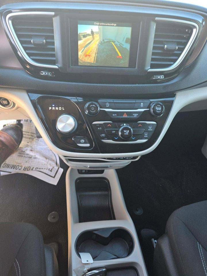 Used 2021 Chrysler Voyager L image 7