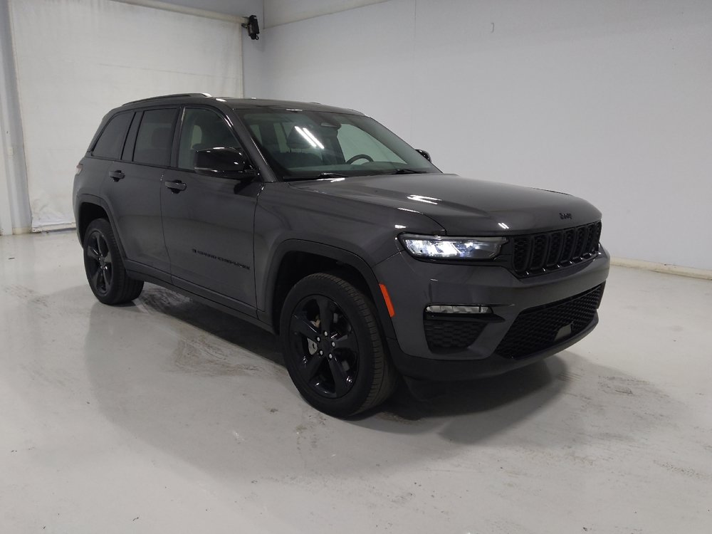 Used 2023 Jeep Grand Cherokee Limited w/ Black Appearance Package AWD/4WD image 13