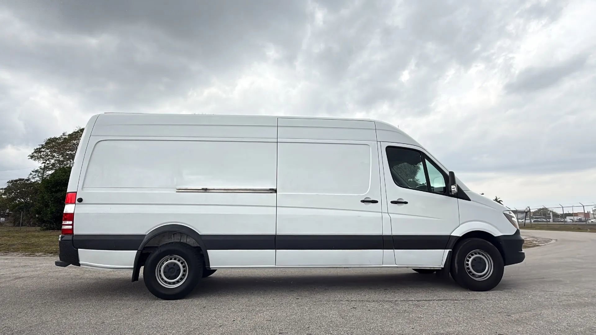 Used 2017 Mercedes-Benz Sprinter 2500 image 5