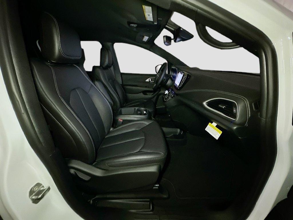 New 2026 Chrysler Pacifica Select FWD image 32