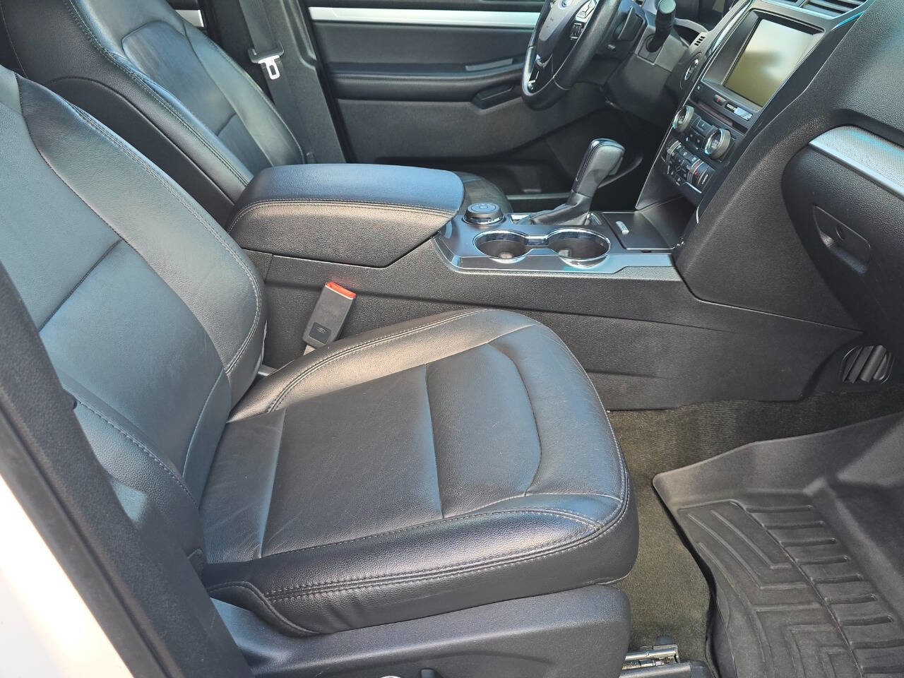 Used 2016 Ford Explorer XLT w/ Equipment Group 202A image 24