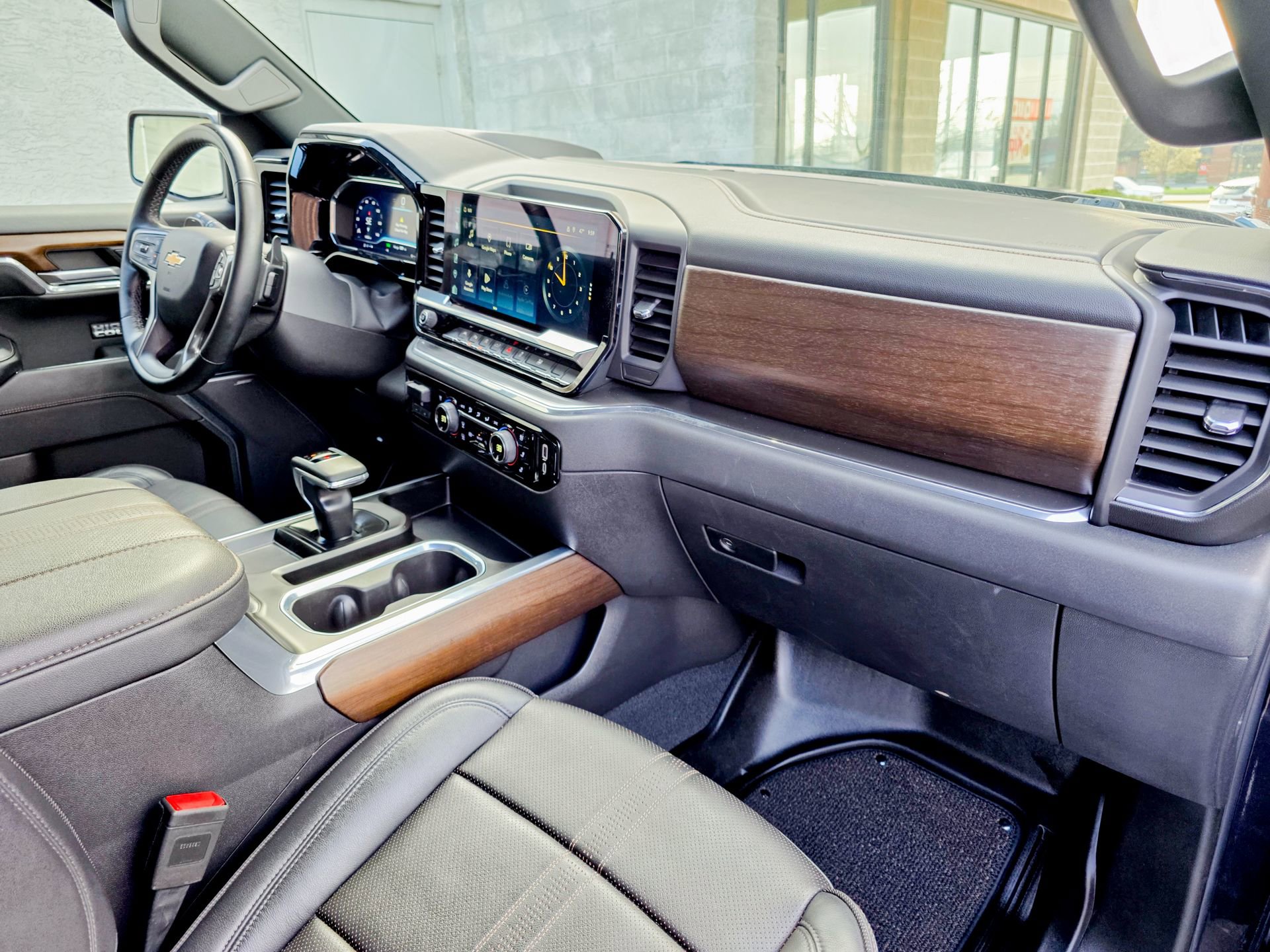 Used 2024 Chevrolet Silverado 1500 High Country w/ Technology Package image 9