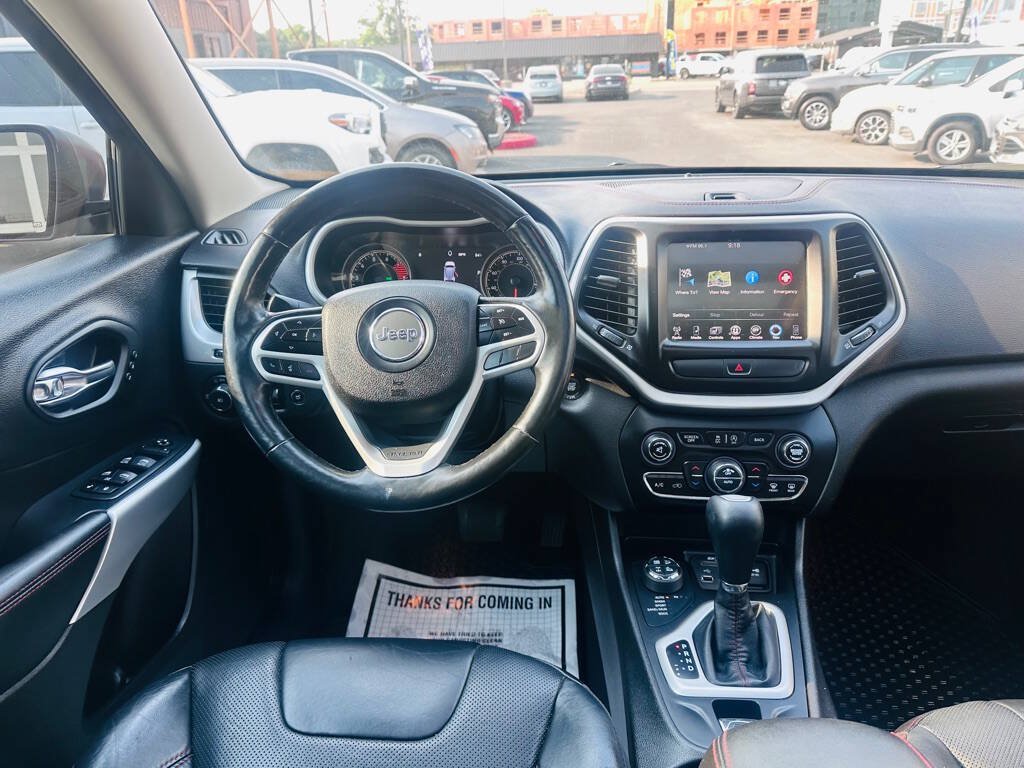 Used 2017 Jeep Cherokee Trailhawk AWD/4WD image 10