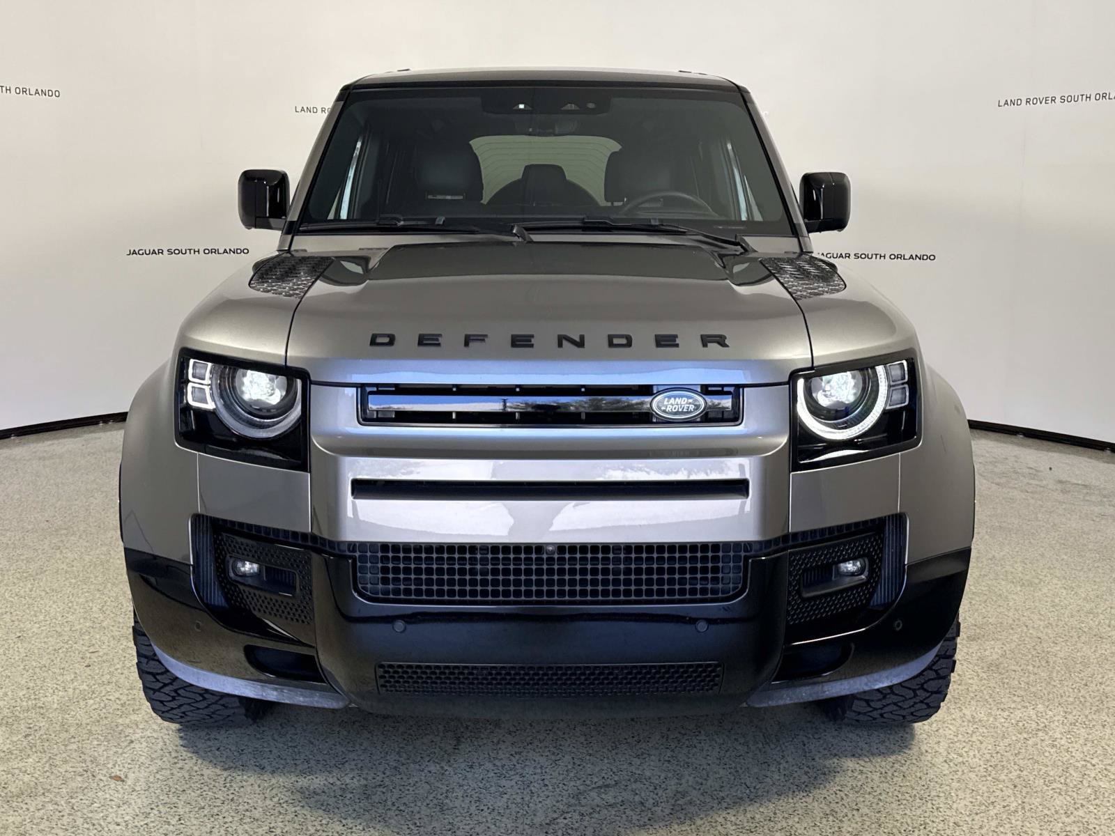 Used 2025 Land Rover Defender 110 X-Dynamic SE AWD/4WD image 8
