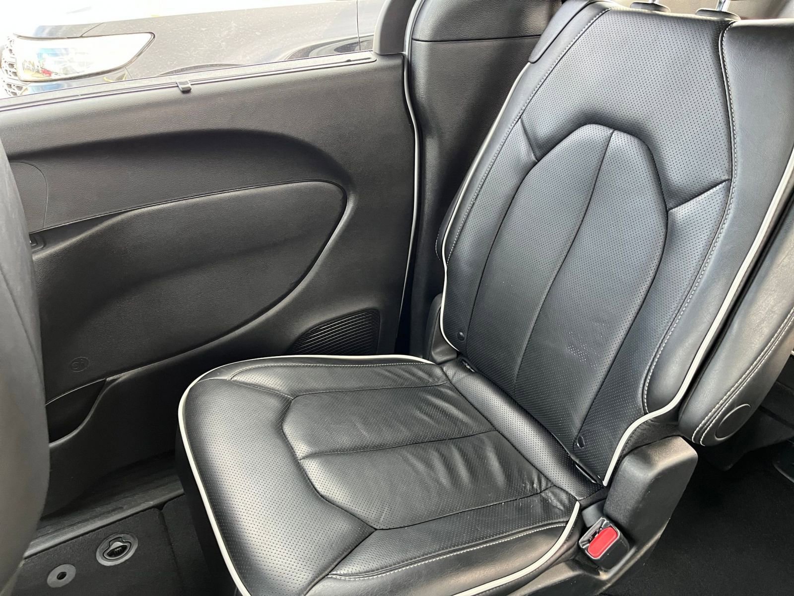 Used 2025 Chrysler Pacifica Limited image 44