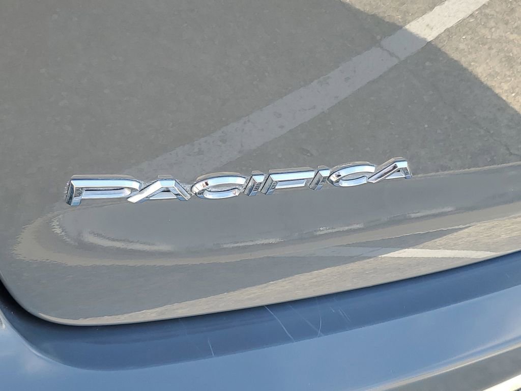 Used 2022 Chrysler Pacifica Touring-L image 29