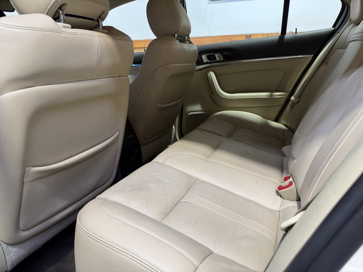 Used 2013 Lincoln MKS FWD image 19