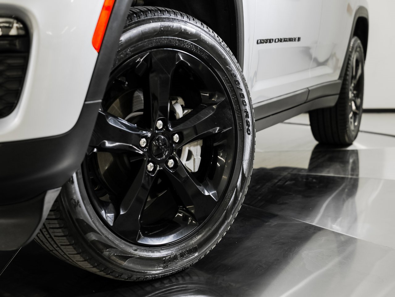 Used 2024 Jeep Grand Cherokee Limited w/ Black Appearance Package image 12