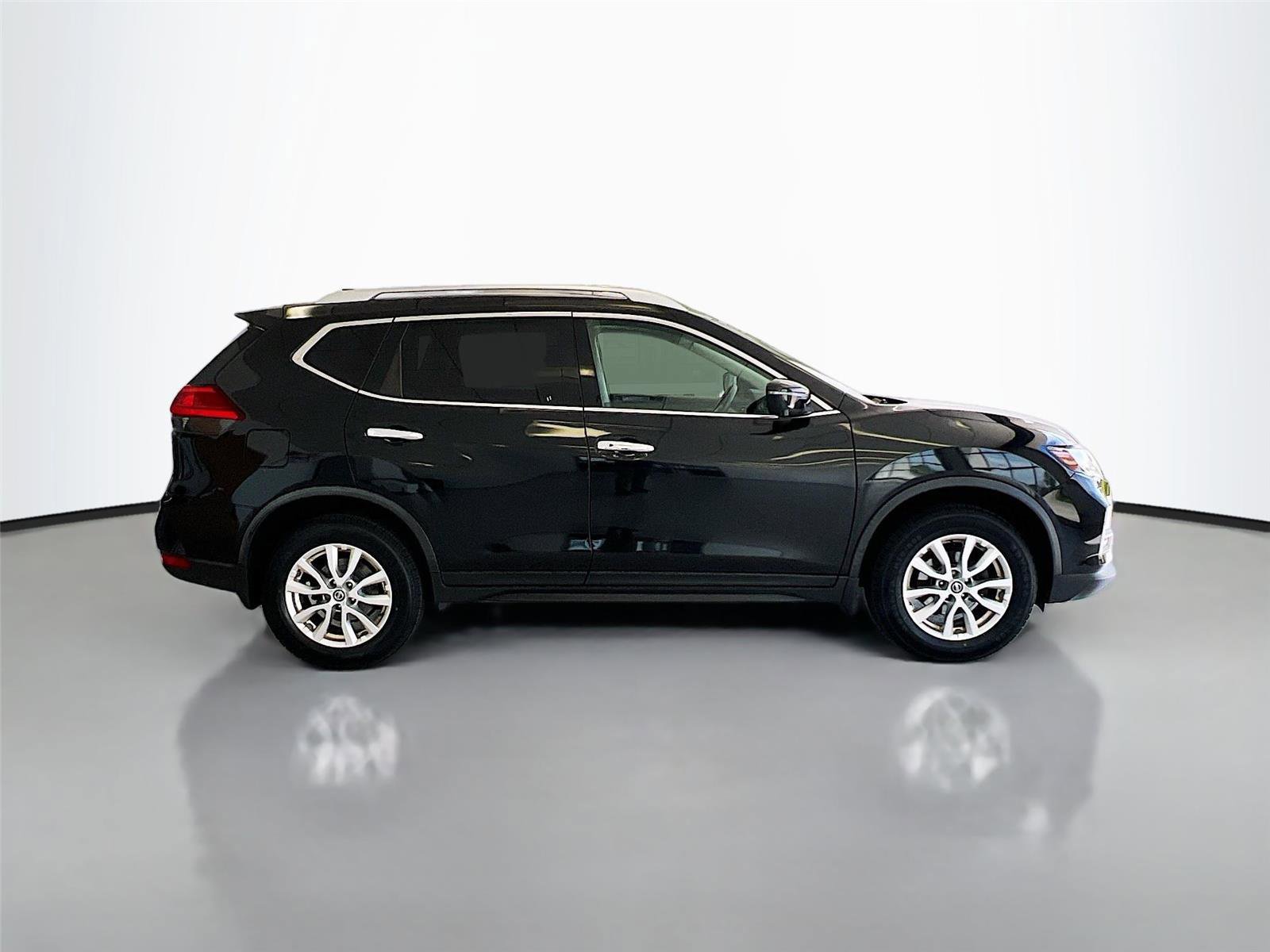 Used 2017 Nissan Rogue SV w/ SV Premium Package AWD/4WD image 18