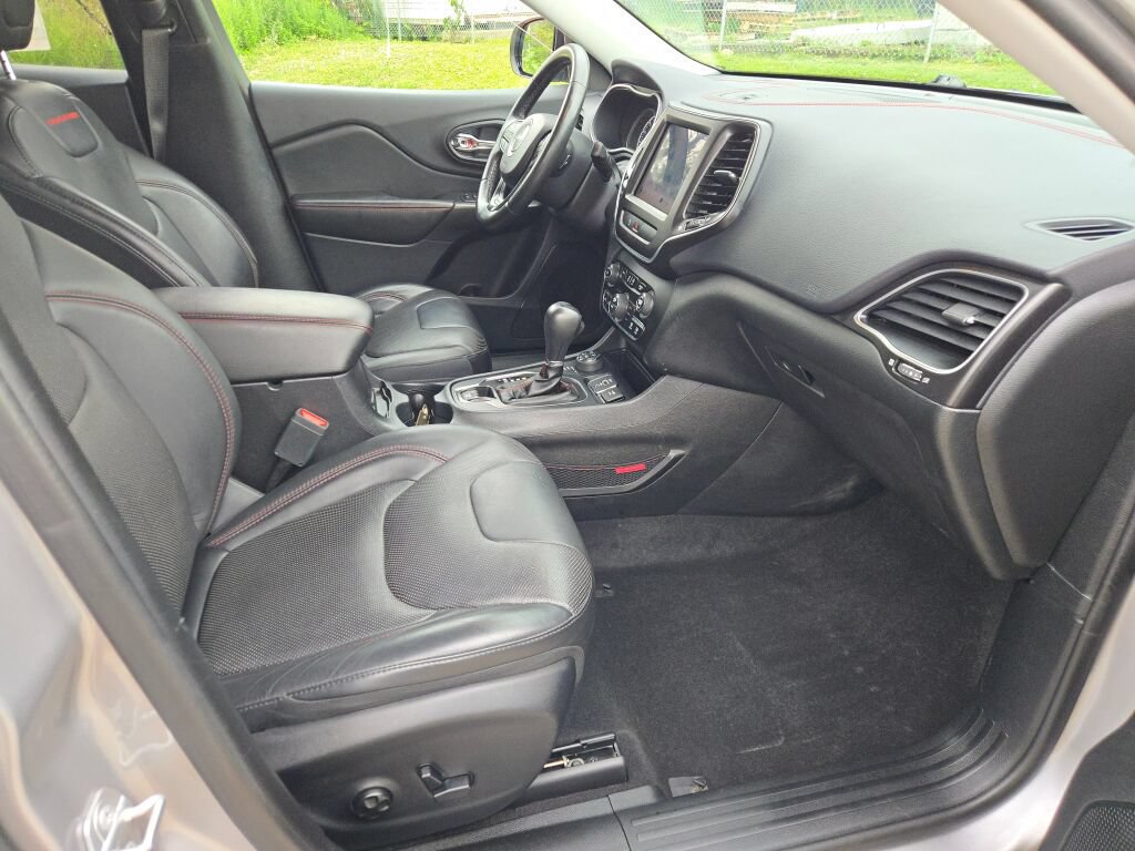 Used 2019 Jeep Cherokee Trailhawk AWD/4WD image 7