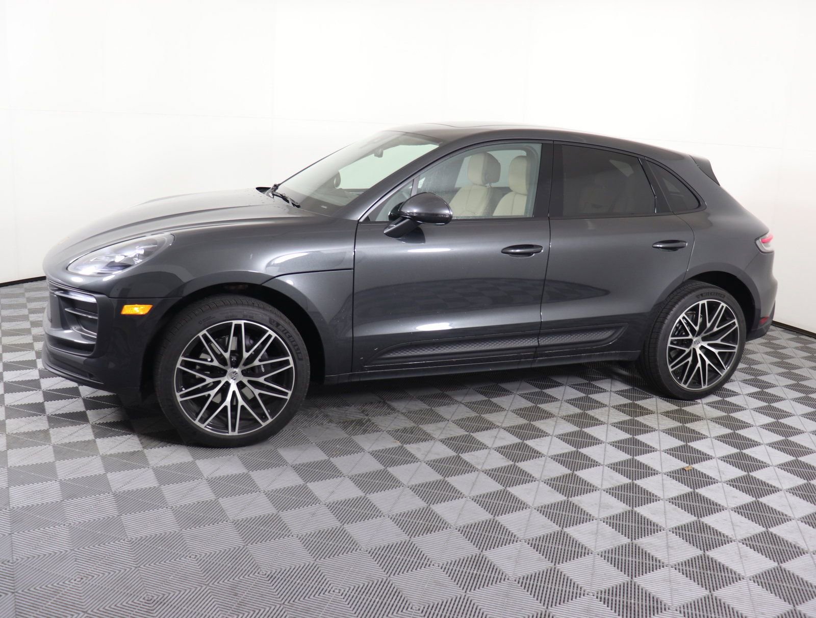 Used 2025 Porsche Macan image 2