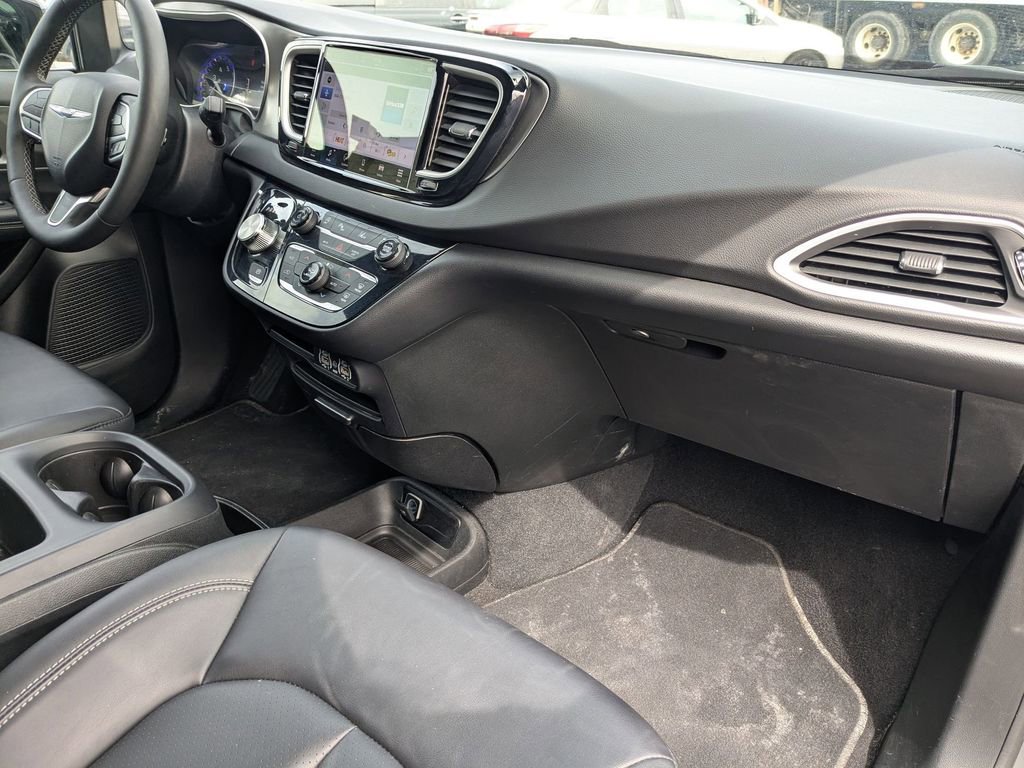 Used 2025 Chrysler Pacifica Select image 34