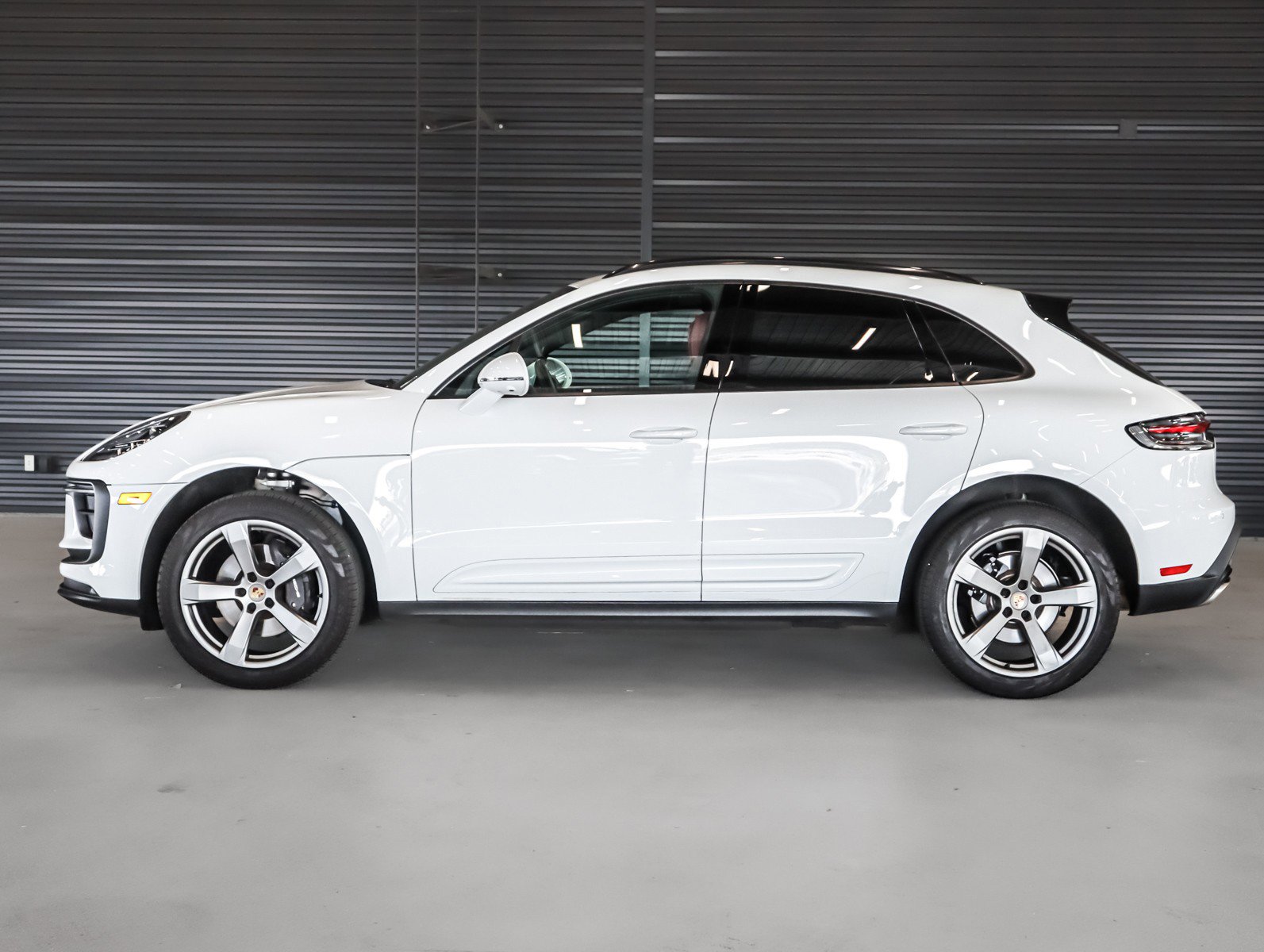 Certified 2024 Porsche Macan AWD/4WD image 2