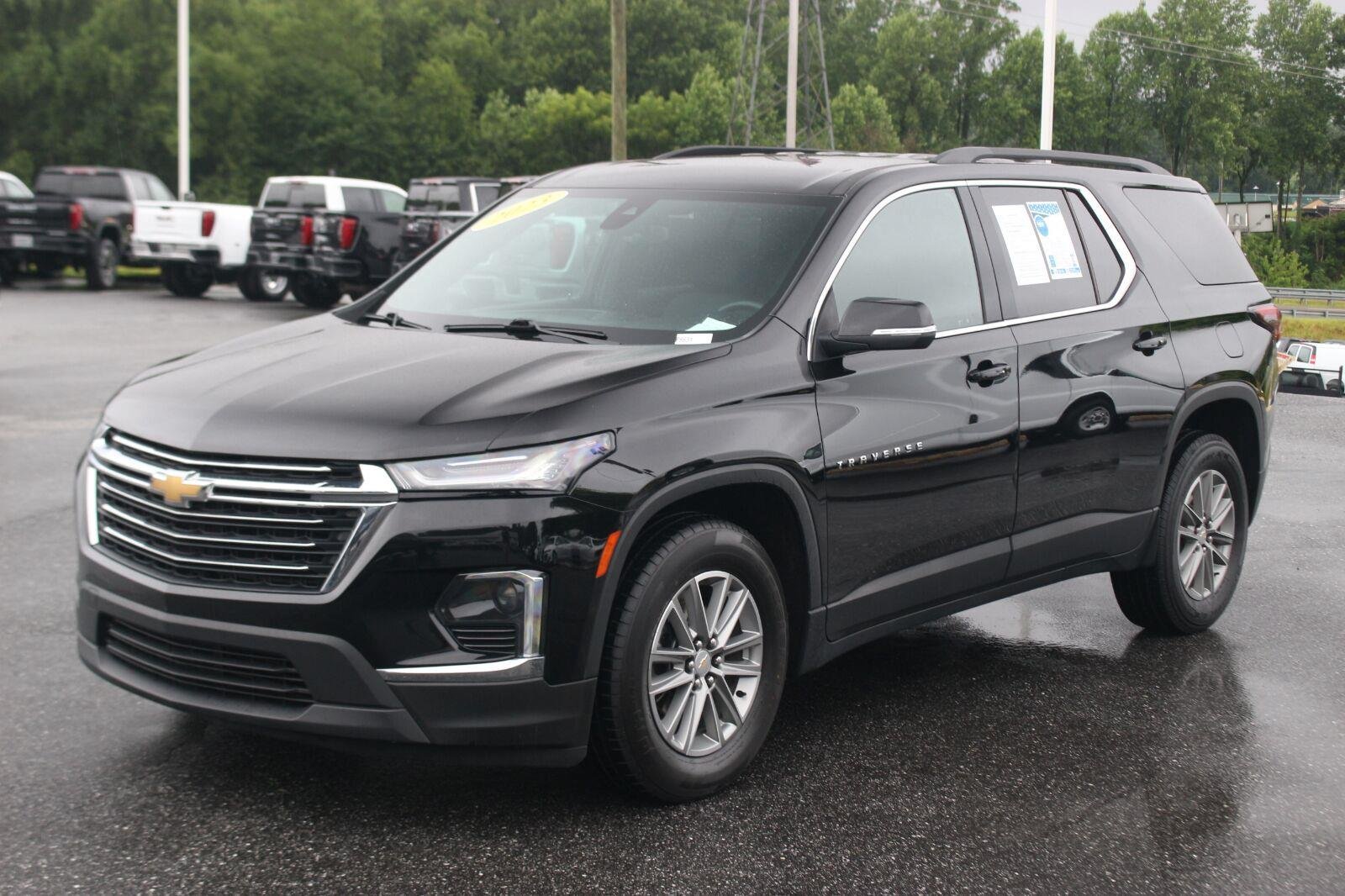 Used 2023 Chevrolet Traverse LT w/ LPO, Cargo Package AWD/4WD image 3