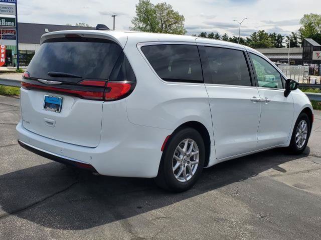 Used 2025 Chrysler Pacifica Select FWD image 4