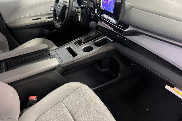 New 2026 Toyota Sienna LE FWD image 19