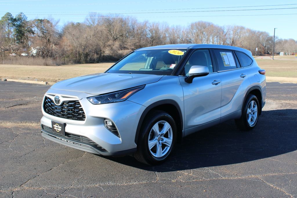 Used 2024 Toyota Highlander LE image 4
